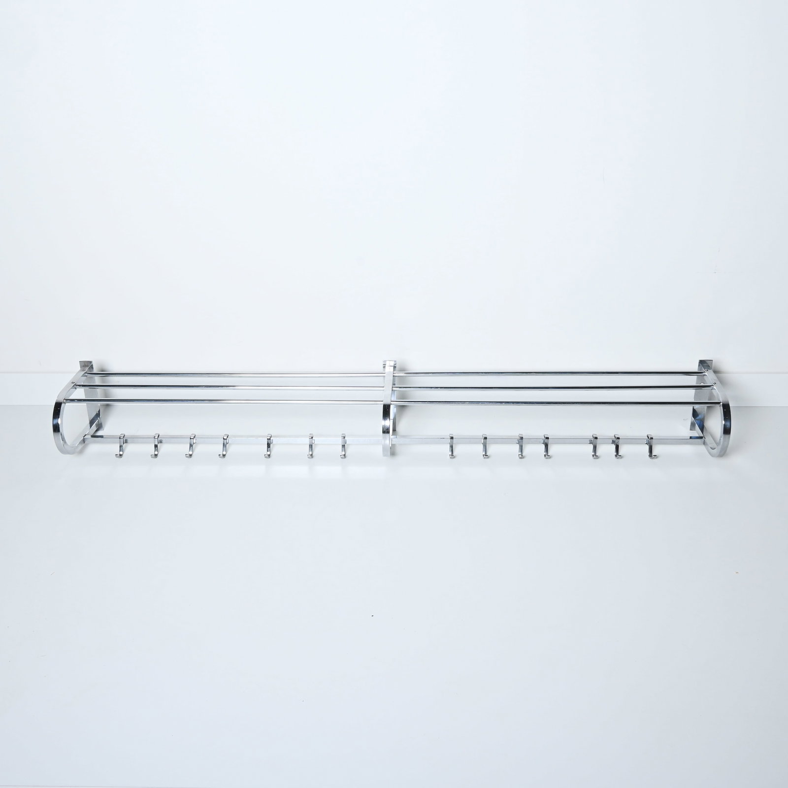 Art Deco coat rack in chrome-plated metal, industrial finish, circa 1930: Art Deco coat rack in chrome-plated metal, industrial finish, circa 1930 Art Deco kapstok in verchroomd metaal, industriele afwerking, circa 1930 20 x 163 x 24 cm
