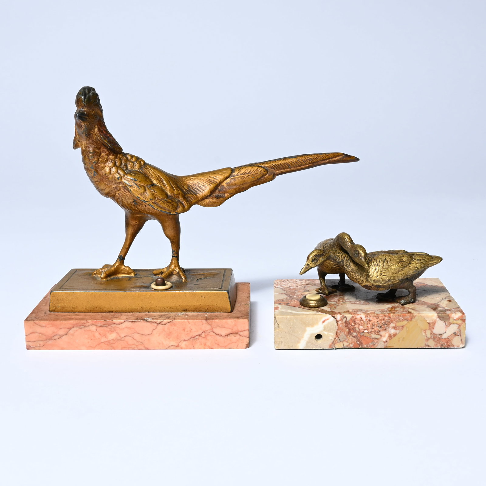 2 parlor bells or butler bells in the shape of a pheasant and 2 ducks, made of bronze or brass on a: 2 parlor bells or butler bells in the shape of a pheasant and 2 ducks, made of bronze or brass on a marble base 2 salonbellen of butlerbellen in de vorm van een fazant en 2 eenden, uitgevoerd on brons