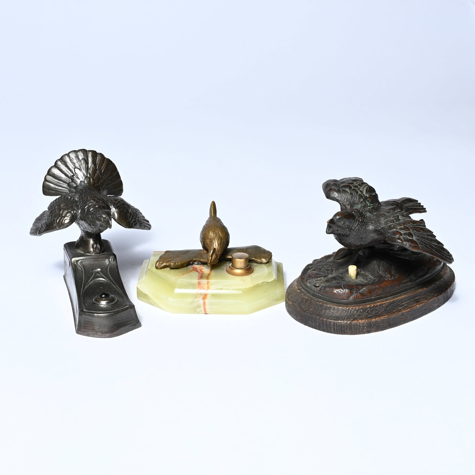 3 butler bells or parlor bells, each shaped like a bird. Made of bronze or brass.: 3 butler bells or parlor bells, each shaped like a bird. Made of bronze or brass. 3 butlerbellen of salonbellen, telkens in de vorm van een vogel. Uitvoering in brons of messing. H 5-8 cm
