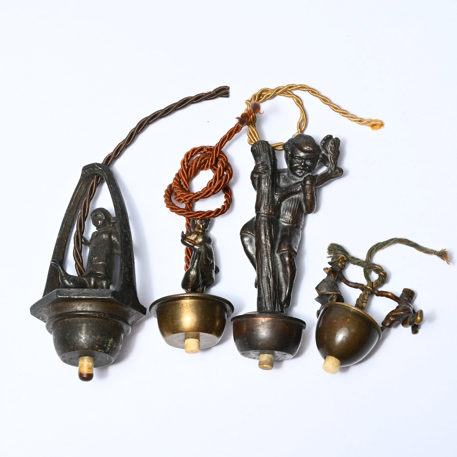 4 butler bells or parlor bells featuring various figurines. Made of bronze and/or brass: 4 butler bells or parlor bells featuring various figurines. Made of bronze and/or brass 4 butlerbellen of salonbellen met diverse figuurtjes. Uitgevoerd in brons en/of messing H 5-10 cm