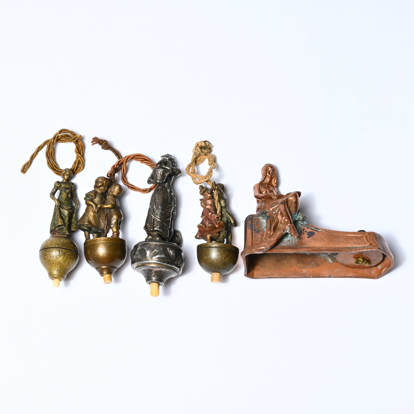 5 butler bells or parlor bells featuring images of elegant ladies and children, crafted in bronze: 5 butler bells or parlor bells featuring images of elegant ladies and children, crafted in bronze and/or brass 5 butlerbellen of salonbellen met afbeeldingen van elegante dames en kinderen H 6.5-9 cm