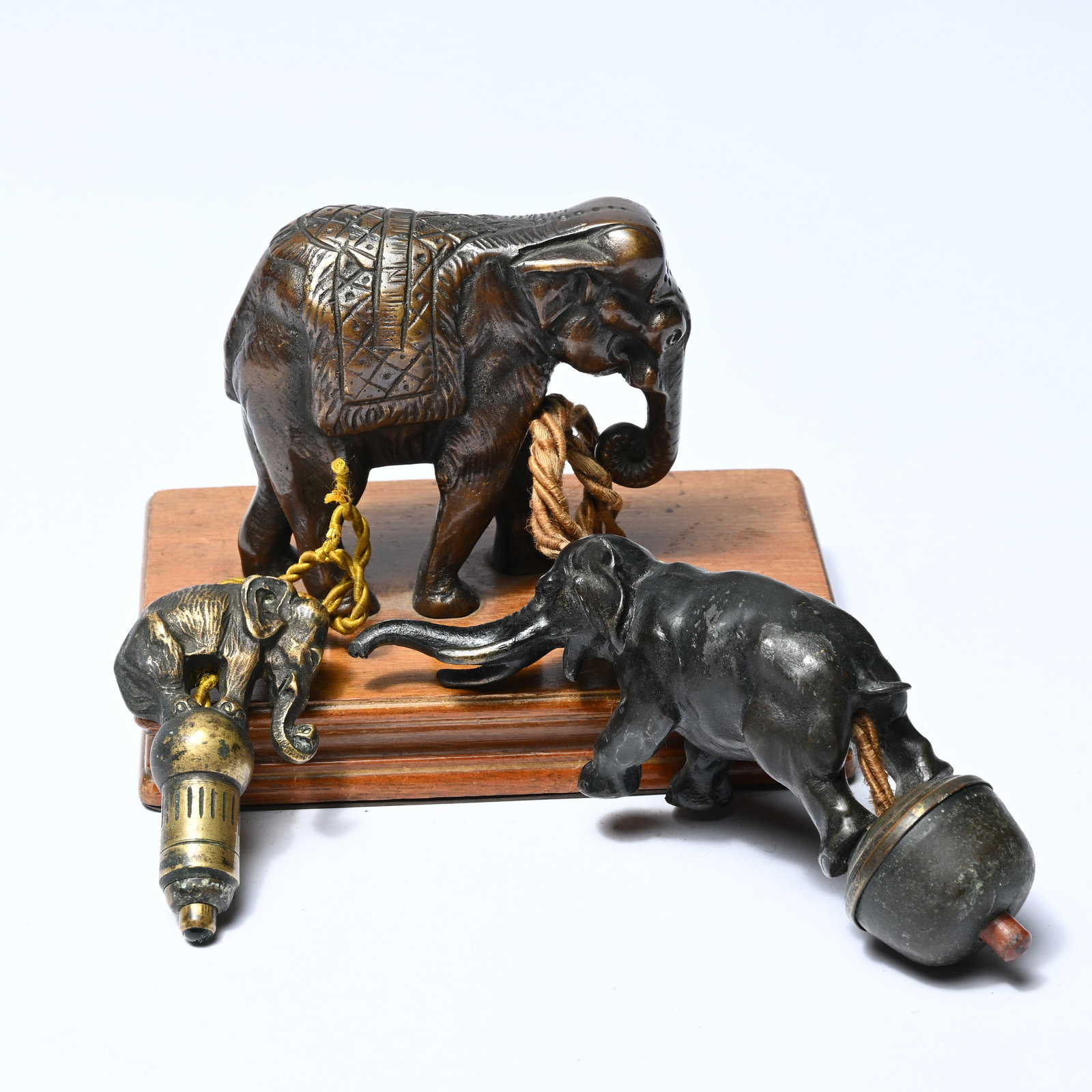 3 butler bells or parlor bells featuring an elephant design. Made of bronze and/or brass: 3 butler bells or parlor bells featuring an elephant design. Made of bronze and/or brass 3 butlerbellen of salonbellen met de afbeelding van een olifant. Uitgevoerd in brons en/of messing 12.5 x 8.5 x