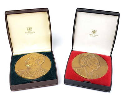 Magnificent Pair of Bronze Plaques of Shah & Farah Pahlavi by R. Cliquet: Magnificent Pair of Bronze Plaques of Shah & Farah Pahlavi by R. Cliquet. This is a magnificent pair of bronze plaques of Mohammad Reza Shah Pahlavi and Queen Farah Pahlavi of Iran, done by Belgium fa