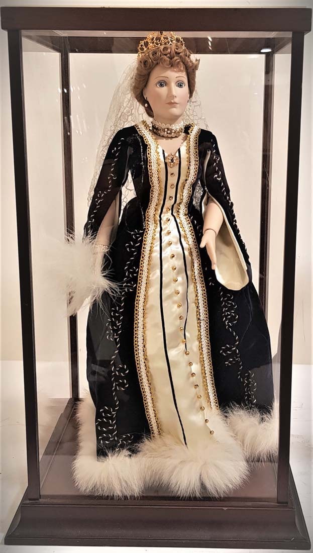 Franklin Mint Russian Czarina, Calpurnia Caesar Vintage Doll Gold Plated Crown: This fully jointed doll. Created by The House of IGOR Carl Faberge, which was founded by the grandson of the official jeweler to the czar and czarinas. He carried on the inspired tradition of extraord