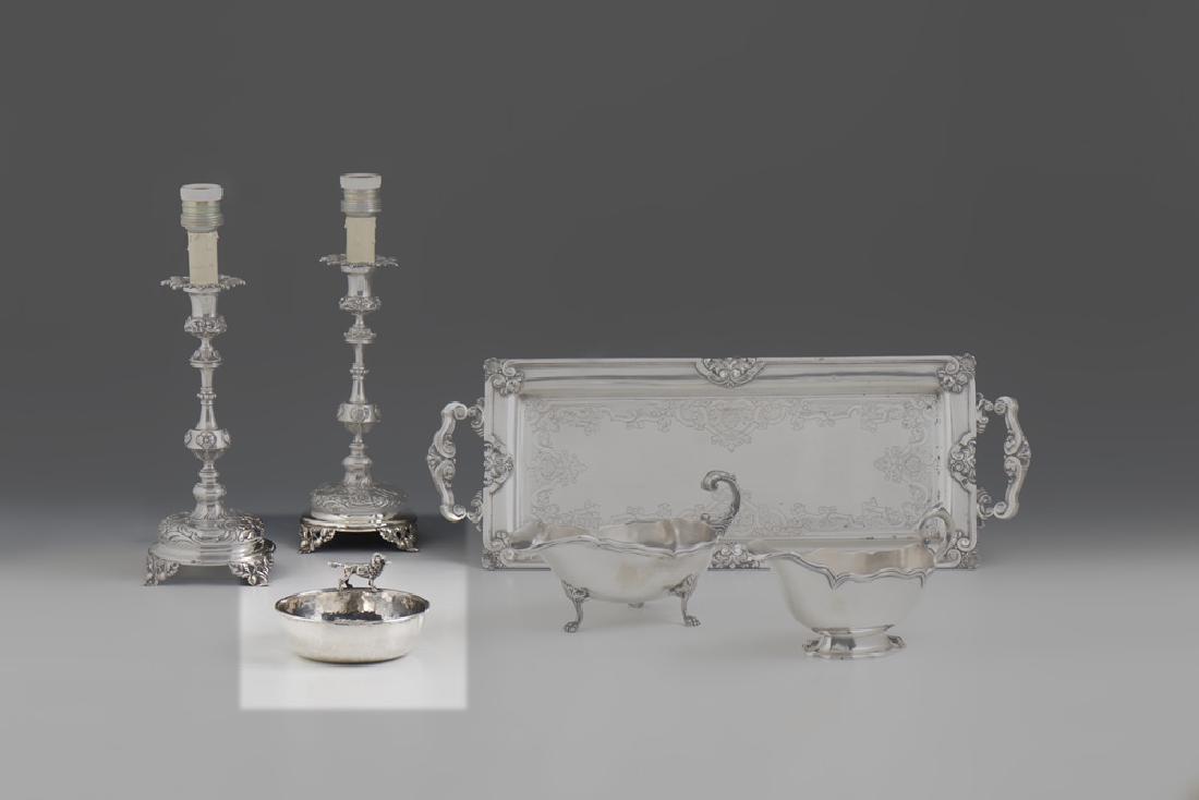 Taça em prata de David Ferreira, 833%, P.148g: Taça em prata portuguesa de David Ferreira, séc. XX. Corpo martelado com aplicação de cão em vulto perfeito sobre o bordo. Marca de contraste do Porto (Águia) de 833 milésimos, e de David Ferre