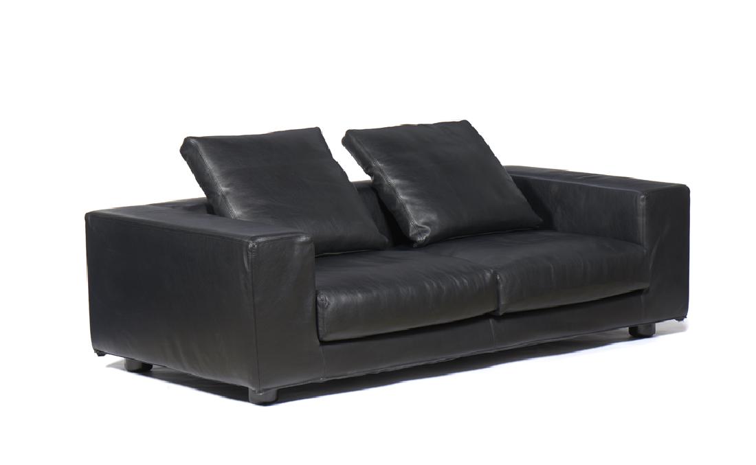 Rodolfo DORDONI, sofÁ "Cuba 25" Cappelini: Rodolfo DORDONI (n.1954) SofÁ "Cuba 25" Cappellini, de dois lugares, em couro em tons de preto. Com duas almofadas. Dim. aprox.: 69 x 200 x 100 cm.