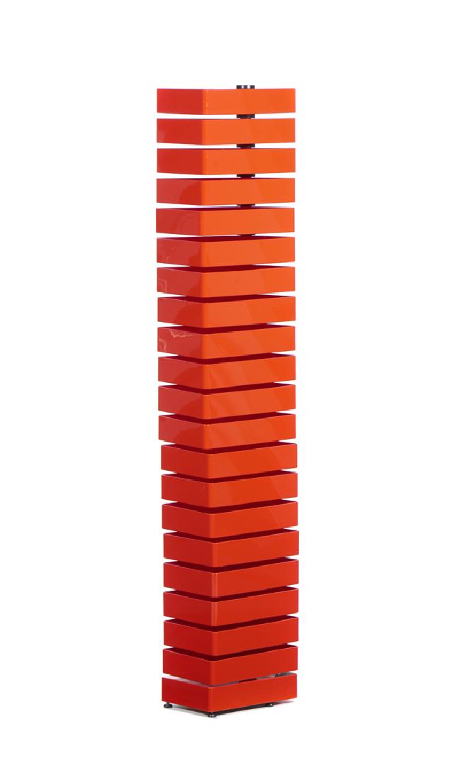 Shiro Kuramata, "Revolving cabinet", esc./estante: Shiro KURAMATA (1934-1991) "Revolving cabinet", Cappellini, 1970 Escultura/estante em acrílico vermelho, com 20 gavetas que giram em torno de um suporte de metal Alt. aprox.: 191 cm.