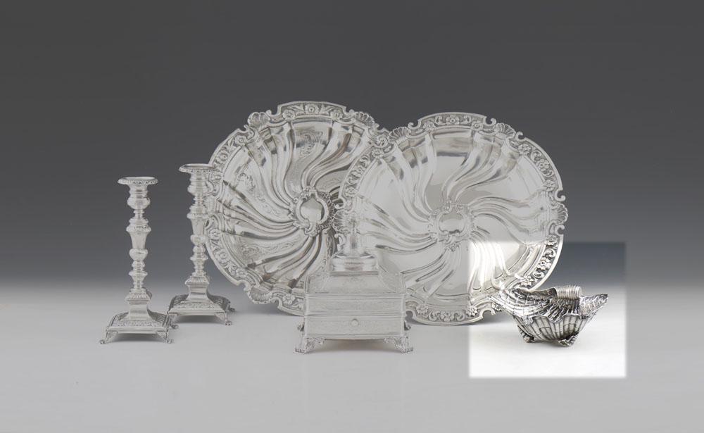 Taça em prata David Ferreira, 833%, P. 282 g.: Taça em forma de concha em prata portuguesa de David Ferreira, séc. XX. Assente sobre três pés em forma de búzio. Com marca de contraste do Porto (Águia), de 833 milé