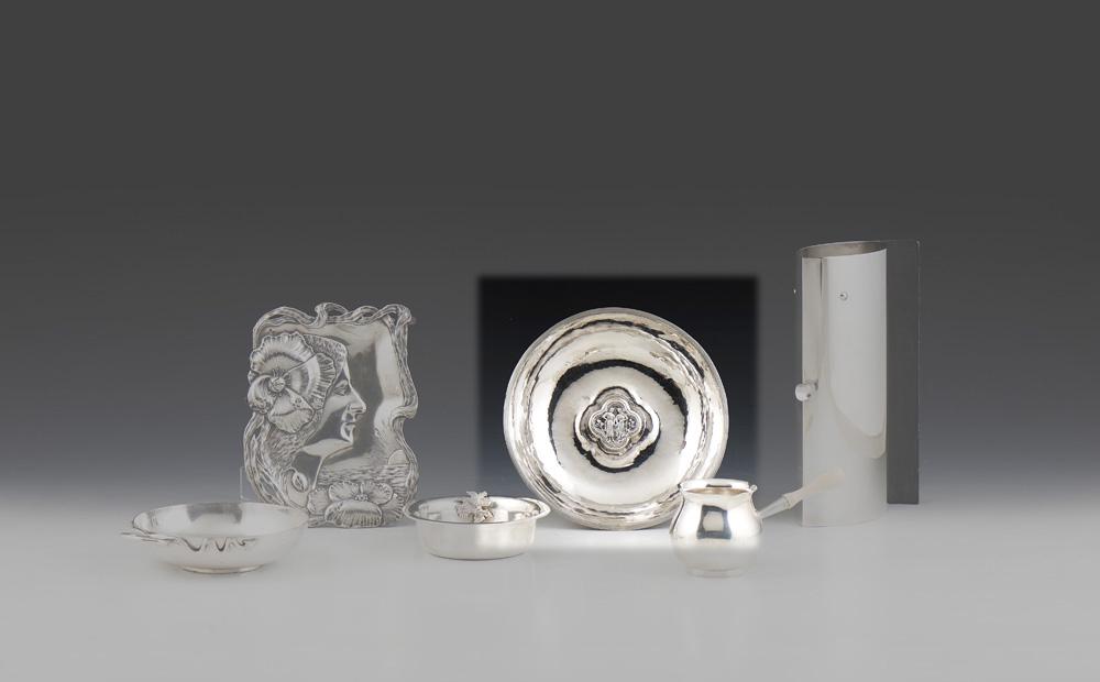 Taça em prata, David Ferreira, 833%, P: 266 g.: Taça em prata portuguesa, séc. XX, David Ferreira. Corpo liso com centro quadrilobado e alteado, com reserva com figuras. Bordo estriado. Com marca de contraste do Porto (Águia), de 833 milésimos