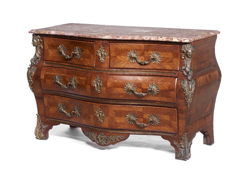 Cómoda estilo Luís XV, faixeada a diversas madeira (1 of 1)