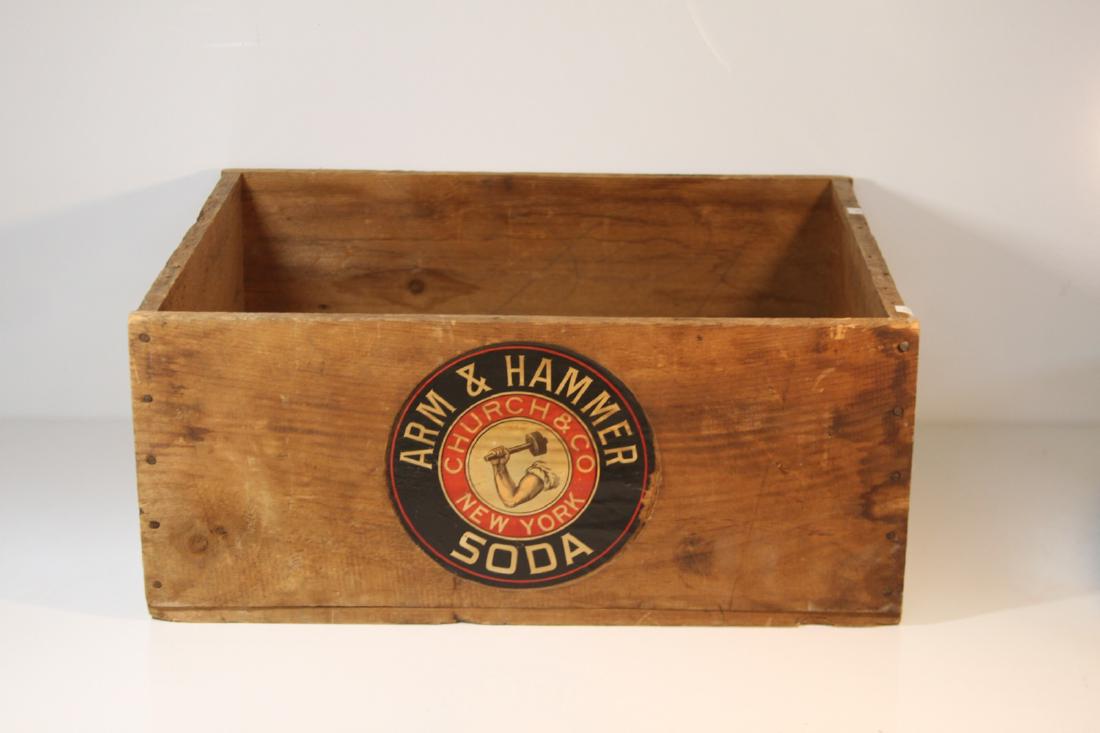 A nice wooden Arm & Hammer crate: A nice crate in good condtion with labels still intact. Arm & Hammer, Church & co. 16 X 19