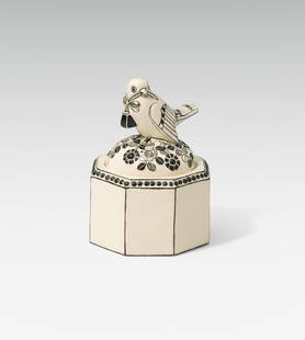 Michael Powolny: Bonboniere with sparrow: Michael Powolny Bonboniere with sparrow ceramics, light shard, colourfully painted and glazed; embossed mark of Vereinigte Wiener und Gmundner Keramik as well as model no. "64" on the bottom, minor gl