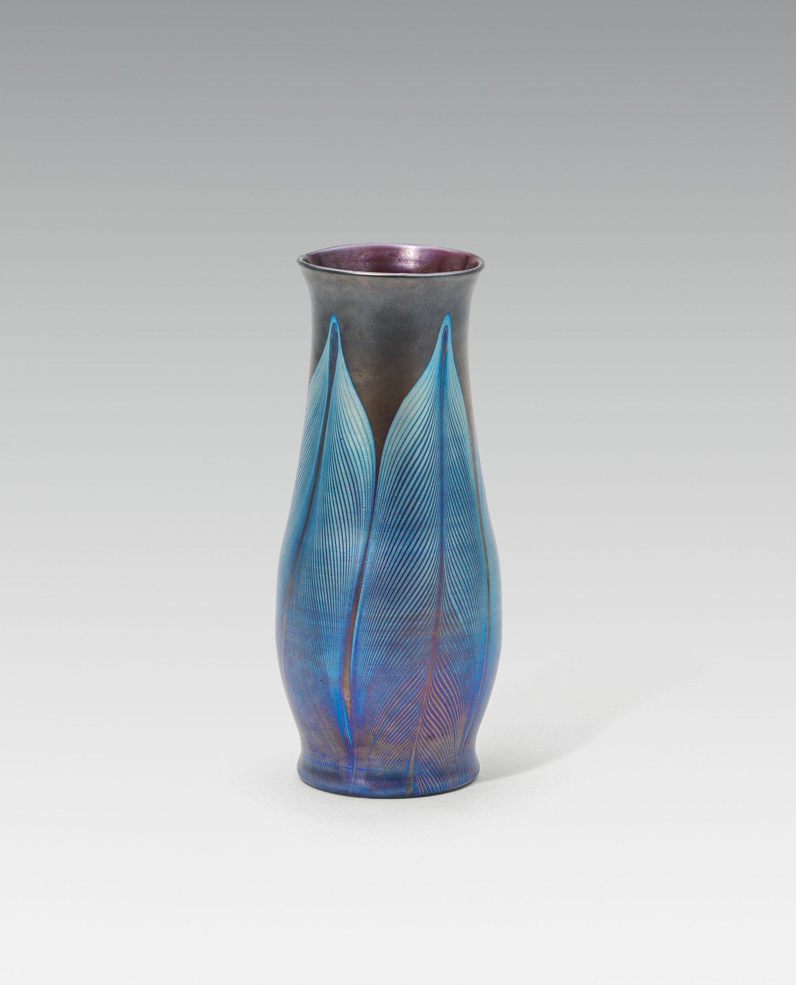 Johann LÃ¶tz Witwe: Vase: Johann LÃ¶tz Witwe Vase colourless glass, underlaid in ruby-red, silver-blue threads; iridescent; signed "Loetz/Austria" h. 30 cm Ricke, Ploil, a.o.: LÃ¶tz, 2003, p. 297 (decor); LÃ¶tz. Mustersc
