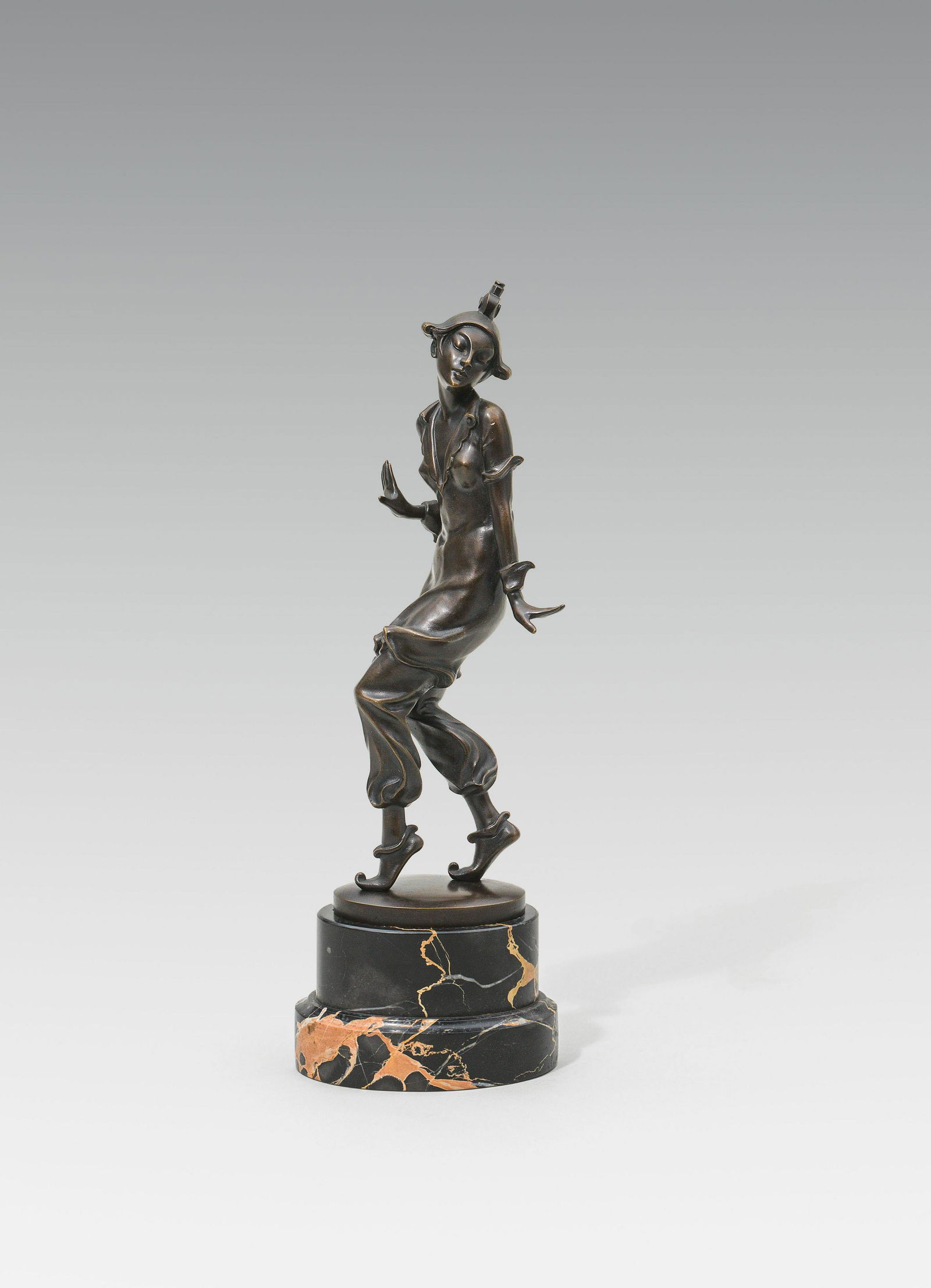 Gustav Schmidt-Cassel: Dancing female: Gustav Schmidt-Cassel Dancing female bronze, patinated dark; marble base; signed on top of the plinth "G. Schmidt-Cassel" h. 36 cm (incl. base)