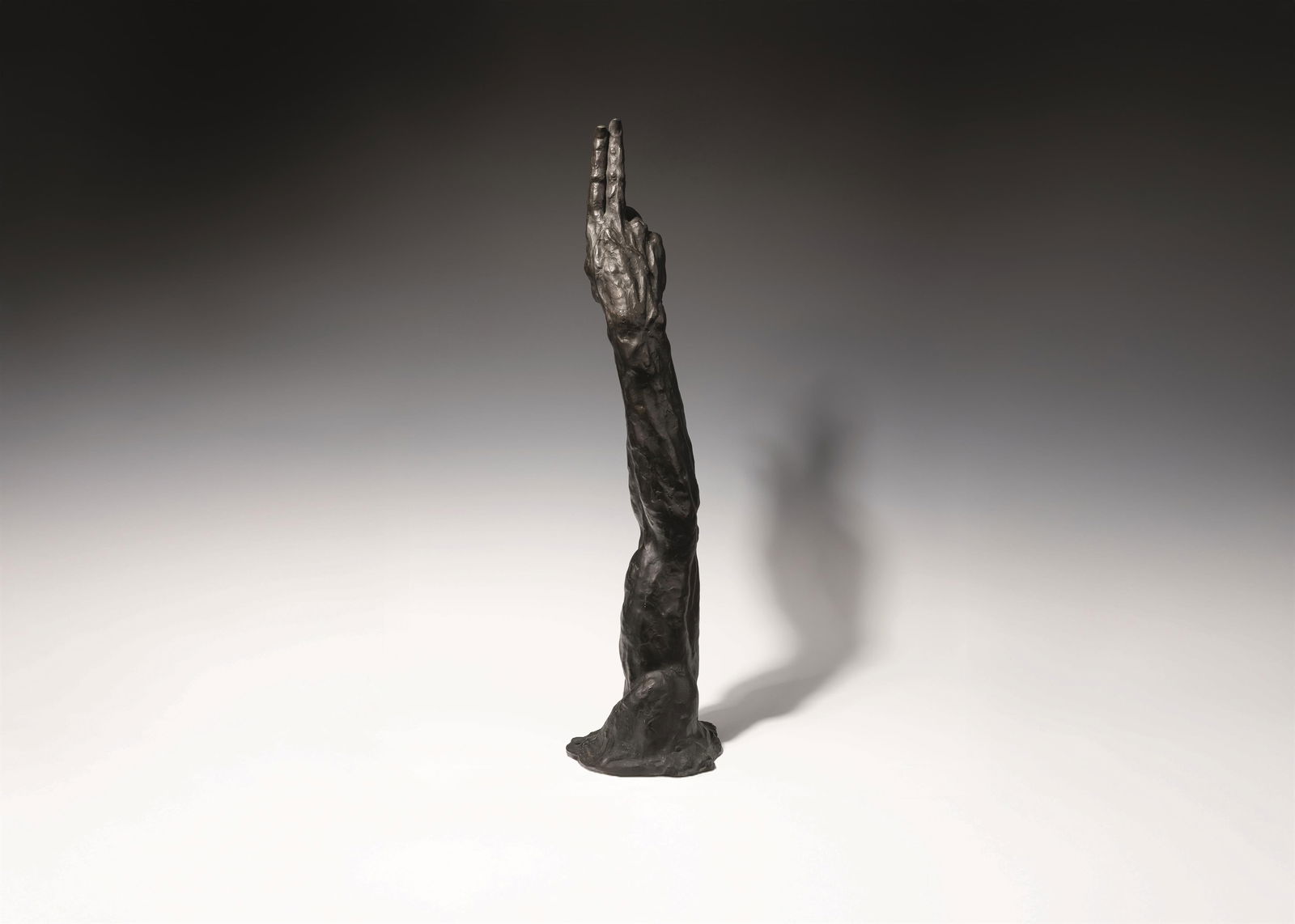 Gustinus Ambrosi: Handstudie: Gustinus Ambrosi Handstudie 1923 Bronze H. 80 cm Signiert und datiert unten: Ambrosi / 1923 österreichischer Privatbesitz Gustinus Ambrosi Hand study 1923 bronze h. 80 cm signed and dated at