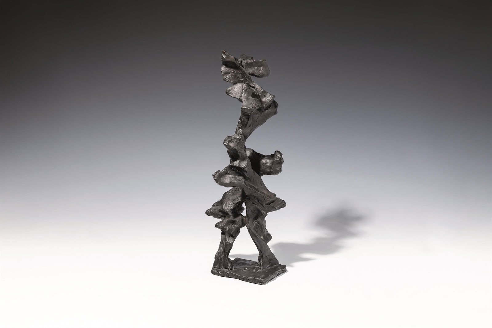 Andreas Urteil: Figur, gedreht: Andreas Urteil Figur, gedreht 1961 Bronze H. 40 cm Signiert auf Sockel: Urteil Gießerstempel und Nummerierung auf der Standfläche unten: Euro Art, Venturi Arte Bolgona, 493 Euroart Auflage: