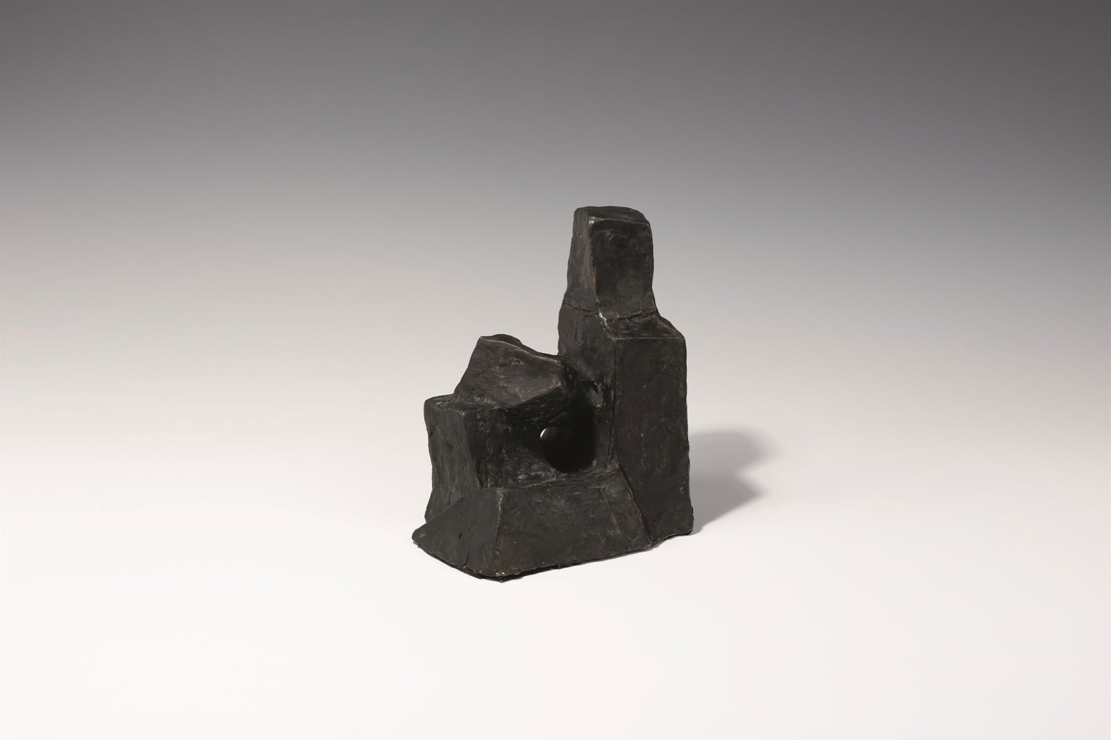 Fritz Wotruba: Kleine sitzende Figur: Fritz Wotruba Kleine sitzende Figur 1952/53 Bronze H. 21 cm, B. 13,5, T. 19 cm Signiert und nummeriert unten: Wotruba 62 Der Prospekt der Euro Art-Art Wien verzeichnet 1000 arabisch nummerierte Exempl