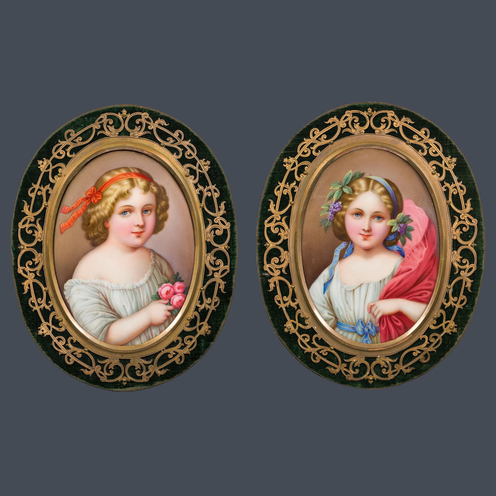 Künstler des 19. Jh.: Zwei Mädchenbildnisse: Künstler des 19. Jh. Zwei Mädchenbildnisse Malerei auf Porzellan; gerahmt je 15 x 10,5 cm (oval) Privatbesitz, Österreich Artist of the 19th century Portraits of two Girls painted porce
