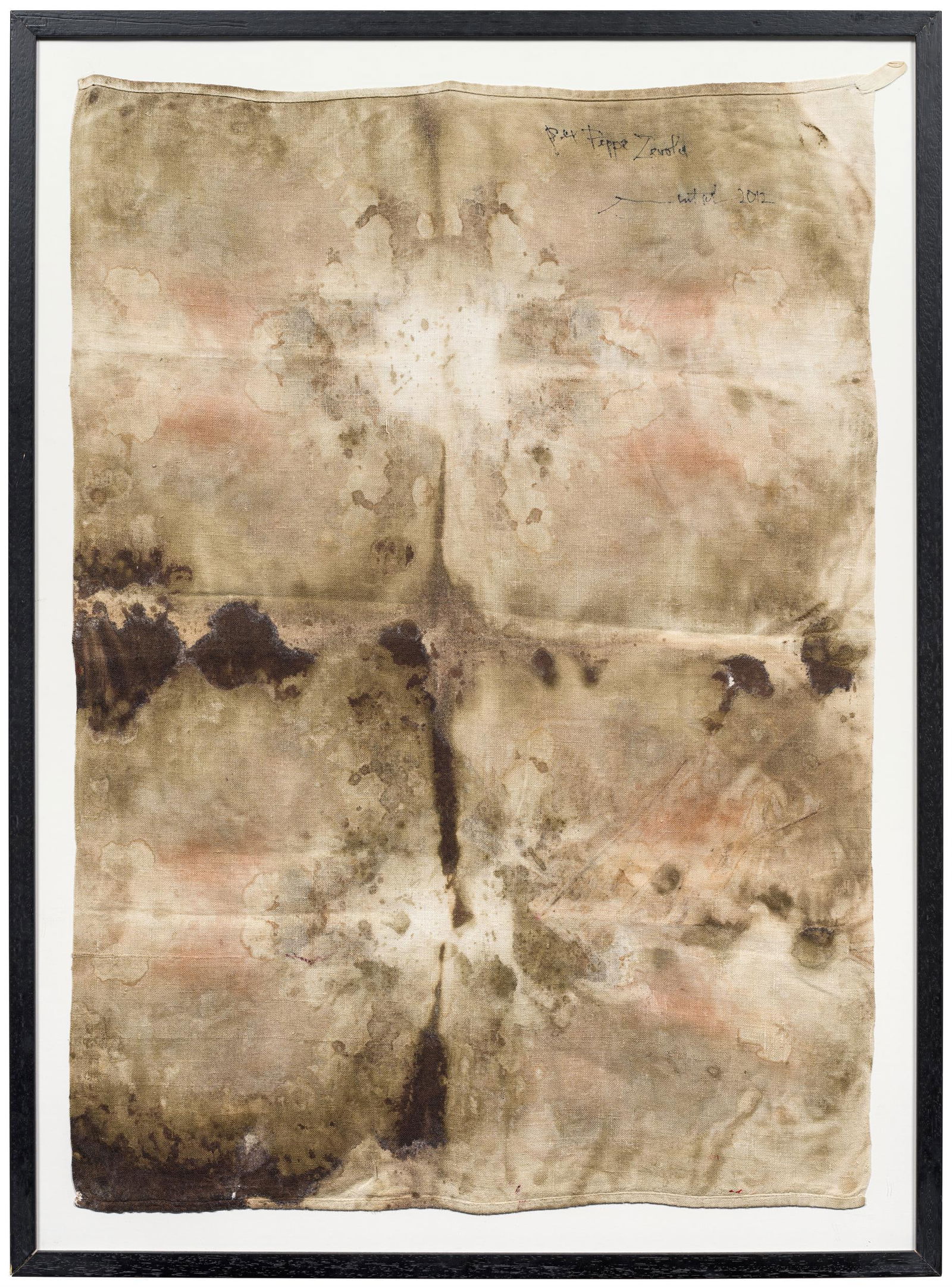 Hermann Nitsch: o.T. (Relikt): Hermann Nitsch o.T. (Relikt) 2012 Blut auf Baumwolltuch; gerahmt 88 x 65 cm Signiert und datiert rechts oben: Hermann Nitsch, 2012 Mit Widmung. Privatbesitz, Italien Hermann Nitsch Untitled