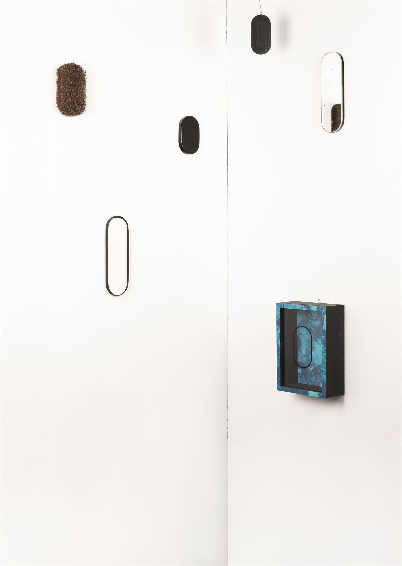 Richard Artschwager: Locations (Brooke Alexander no. 1): Richard Artschwager Locations (Brooke Alexander no. 1) 1969 Installation; Holz, Plexiglas, Spiegel und gummiertes Rosshaar mit Formica 22 x 12 x 5 bis 38 x 27 x 13 cm Rückseitig auf Etikett