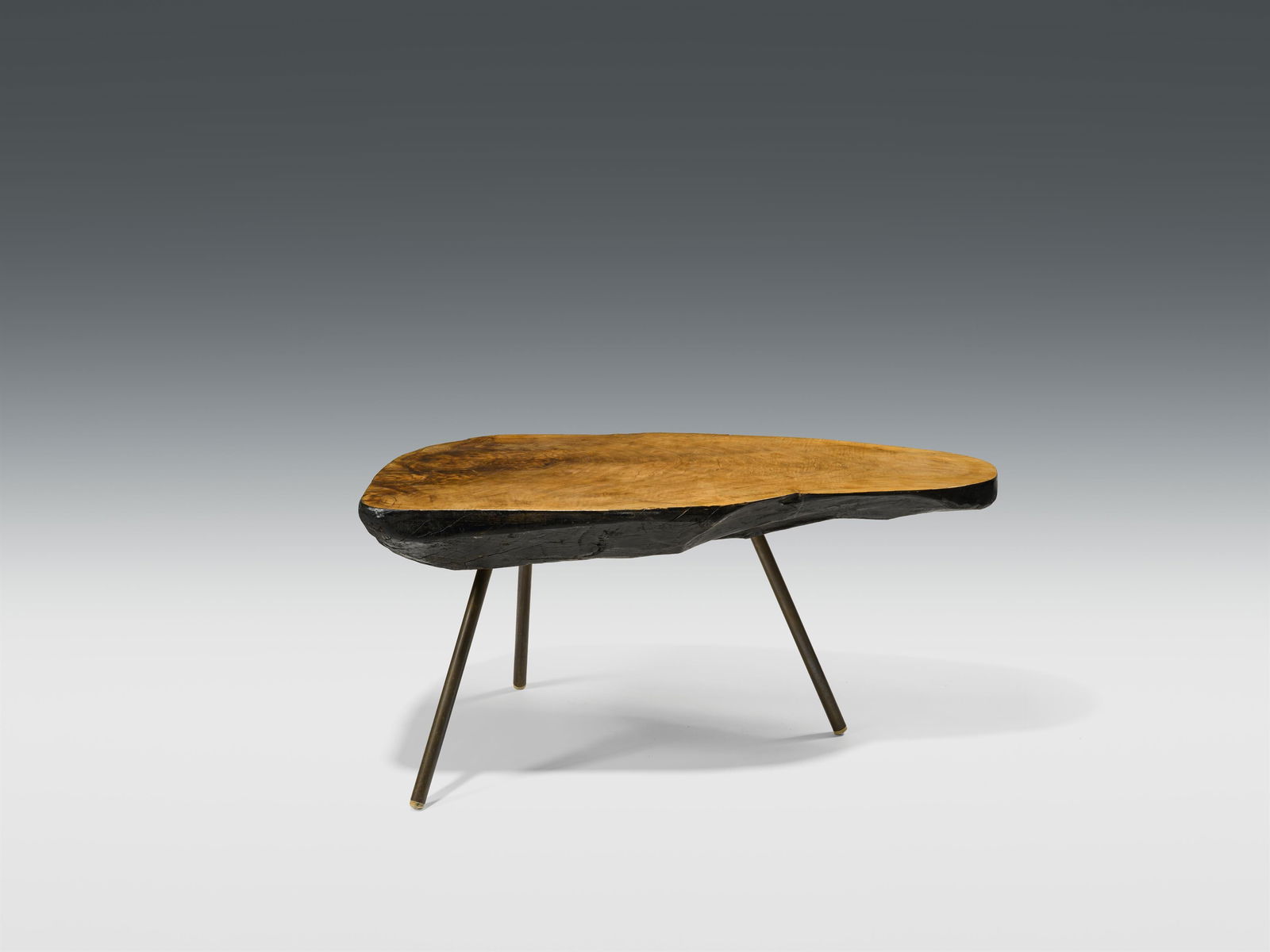 im Stil Carl Auböck: Baumtisch: im Stil Carl Auböck Baumtisch Wien, um 1950 Nussholz, Messingbeine H. 51 cm; L. 108 cm österreichischer Privatbesitz im Stil Carl Auböck Baumtisch Vienna, c. 1950 nutwood, brass