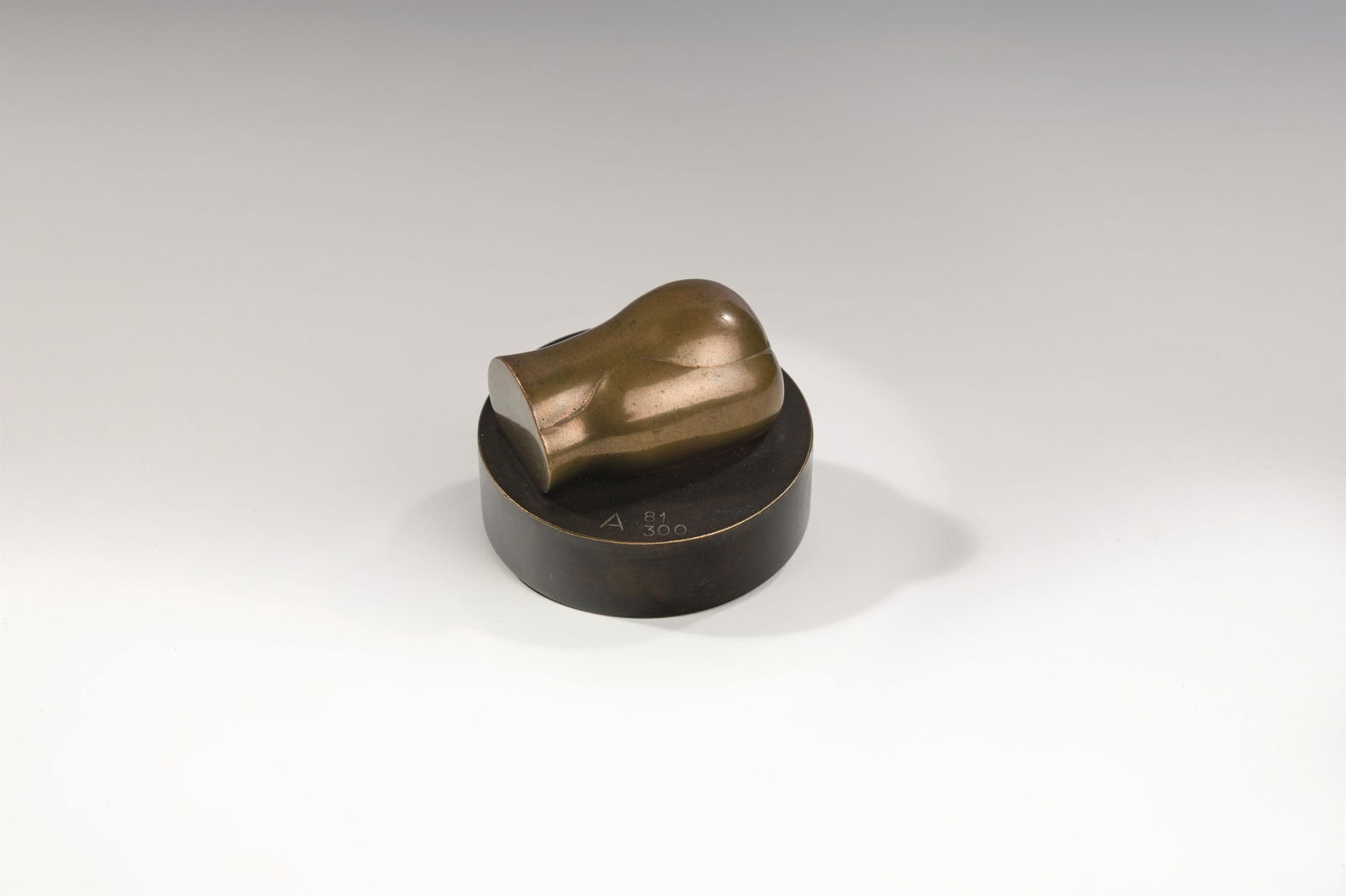 Joannis Avramidis: Kopf: Joannis Avramidis Kopf 1979 Bronze (gold patina) Ø 6,5 cm, H. 5,5 cm Monogrammiert und nummeriert auf Sockel: A, 81/300 Bezeichnet und datiert auf Sockelunterseite: Kunsttrans, 6/1979