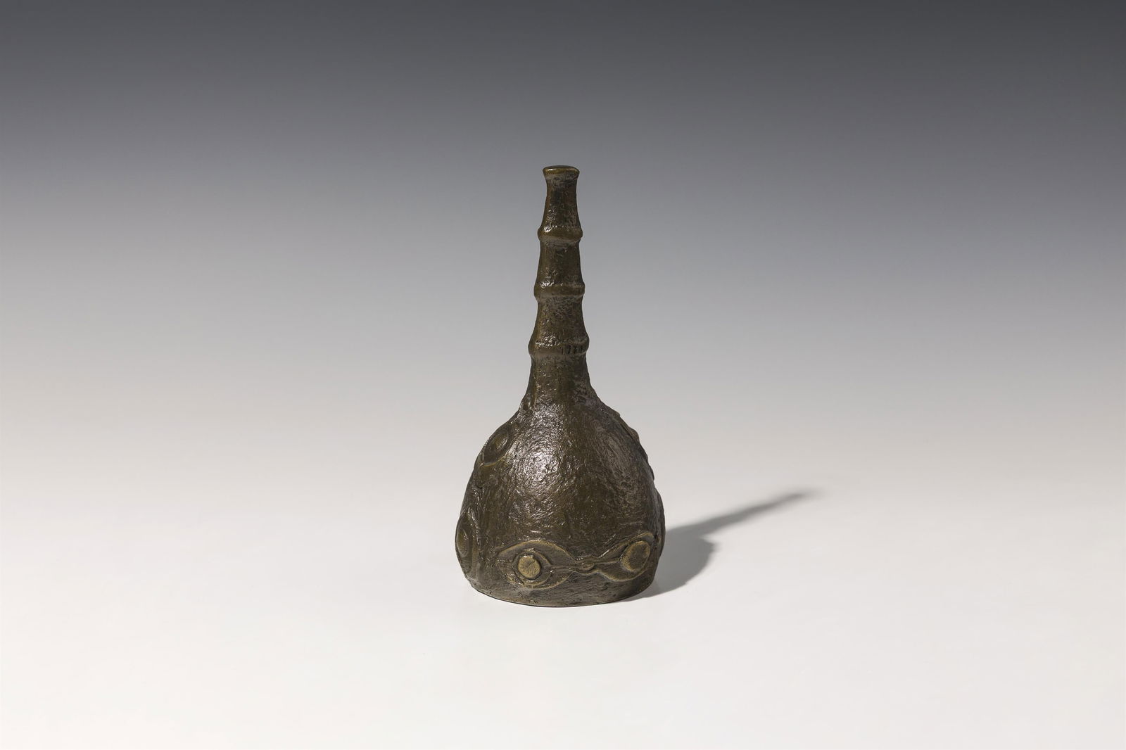 Wander Bertoni: Tischglocke: Wander Bertoni Tischglocke 1971 Bronze H. 19,5 cm Signiert und datiert: Bertoni, 1971 Außerhalb der Auflage von 2 AP entstanden. österreichischer Privatbesitz Wander Bertoni Tischglocke