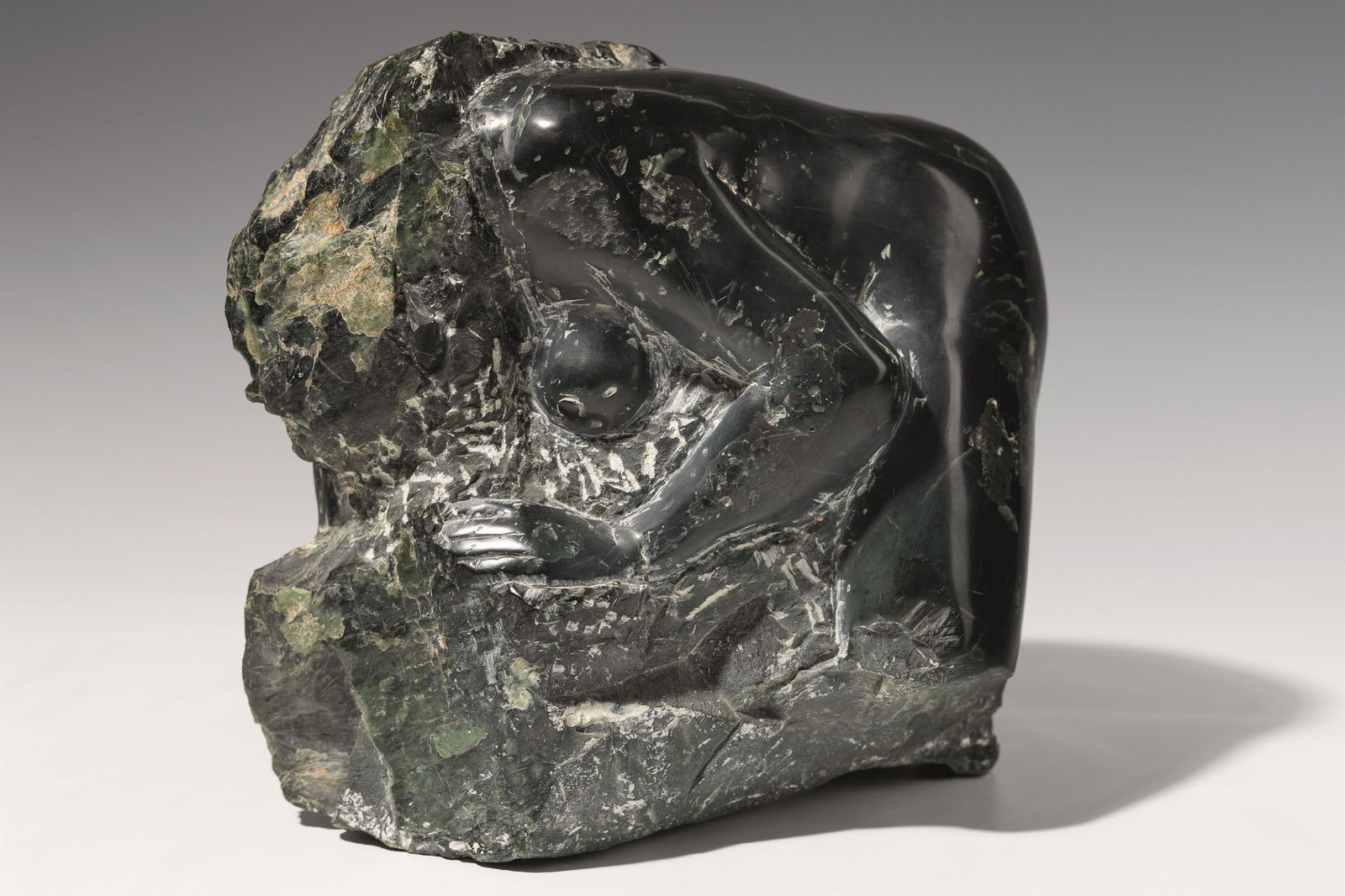 Oskar Bottoli: o.T. (Kauernde): Oskar Bottoli o.T. (Kauernde) 1981 Stein H. 22 cm Monogrammiert und datiert: OB, 1981 österreichische Privatsammlung Oskar Bottoli Untitled 1981 stone h. 22 cm monogrammed and dated: OB, 1981