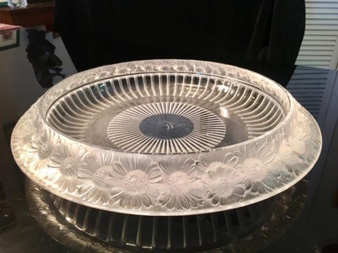 Large LALIQUE France Marguerite Bowl Centerpiece: Frosted and clear crystal glass bowl by Lalique. Daisy rim. Signed "Lalique France" on the bottom. Measures 14.25"D x 2.75"H.