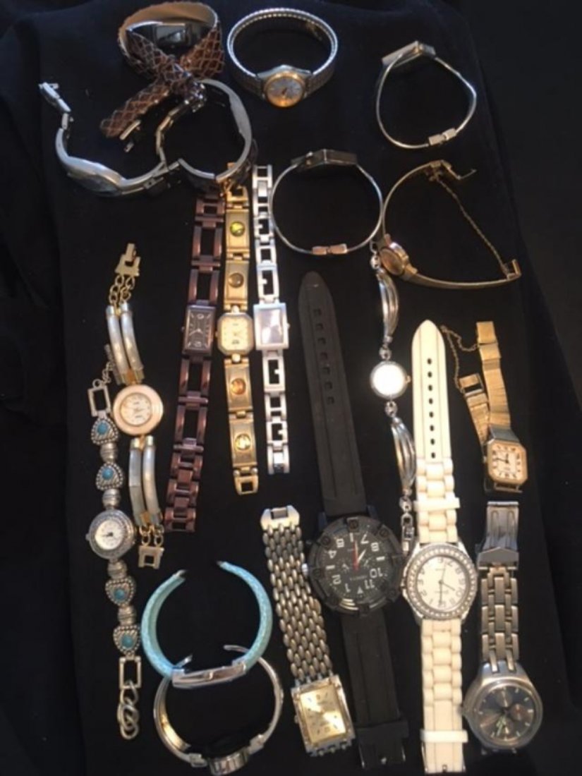Group of 20 Assorted Men: Group of 20 Assorted Men's and Women's Watches: 4 for Man all Geneva, 16 for Woman: 2 Seiko, 2 Guess, 3 Geneva, Fossil, Pulsar, Gruen. In house shipping is available, buyer pays shipping cost.