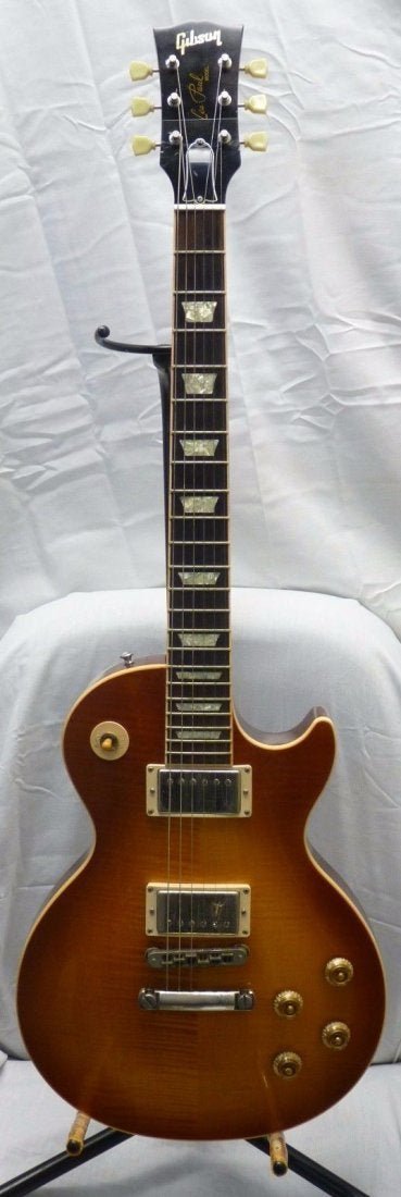 GIBSON LES PAUL Honeyburst 2004 Electric Guitar: GIBSON LES PAUL Honeyburst 2004 Electric Guitar Hard Case. Guitar was made at the Nashville Plant, TN, USA on August 3rd, 2004. Comes with original hard case. In house shipping to continental US $75.