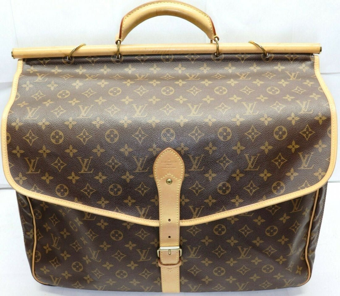 Louis Vuitton Garment Cover Sac Chasse Brown Travel Bag: Louis Vuitton Garment Cover Sac Chasse Hunting Brown Weekend/Travel Bag. Ref.225348. Measurements: 18.5" L x 16.0" H x 9"D (Closed) and 18.5" L x 30.0" H x 4.5"D (Opened). Comes with lock but missing 