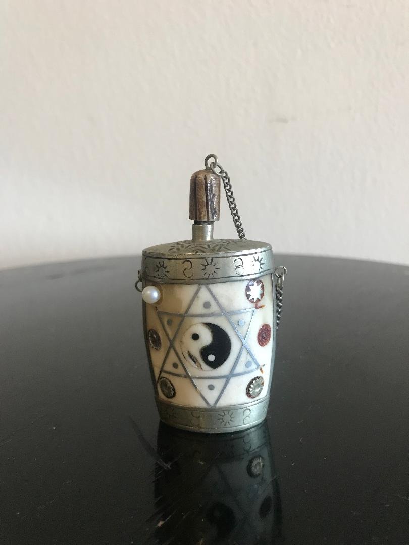 Yin Yang Snuff Bottle Silver Inlay Bird: Yin Yang Snuff Bottle Silver Inlay Bird height 3". In house shipping to continental US $15.