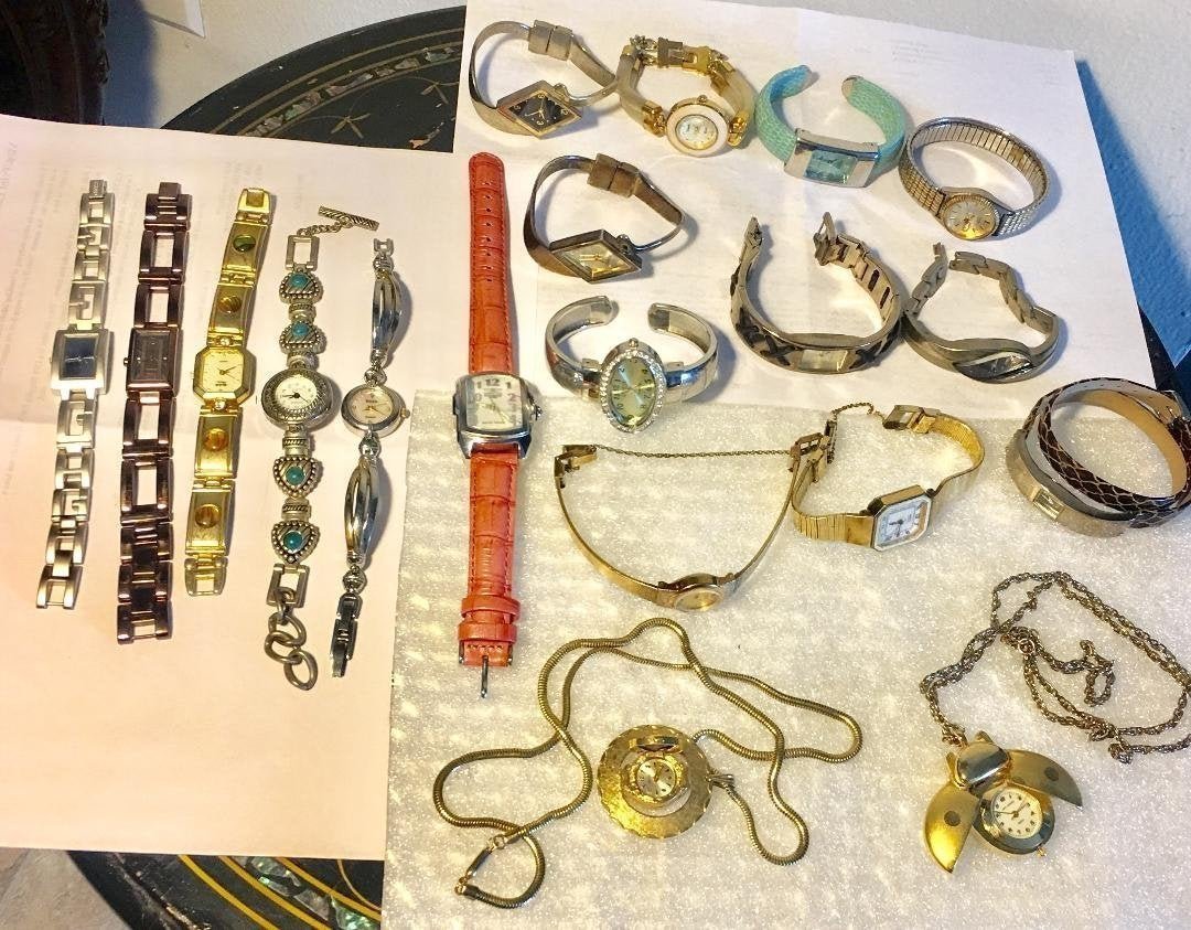 Lot of 19 Various Brands Ladies Watches Invicta Seiko: Lot of 19 Vintage Various Brands Ladies Watches. 2 Guess, 3 Geneva, 2 Seiko, 2 Xanady (one has crack on glass), Gruen, Fossil, Michelle Louise, Nine West, Appear, Invicta, Pulsar, Persona and two pend