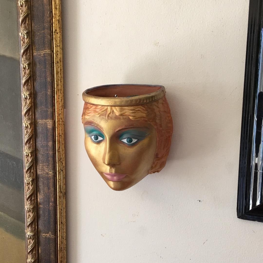 Vintage Rookes Pottery Wall Pocket England: Vintage Rookes Pottery Wall Pocket England .Measures 7.5" x 7" x 6"inches , excellent condition. In house shipping is available, buyer pays shipping cost.
