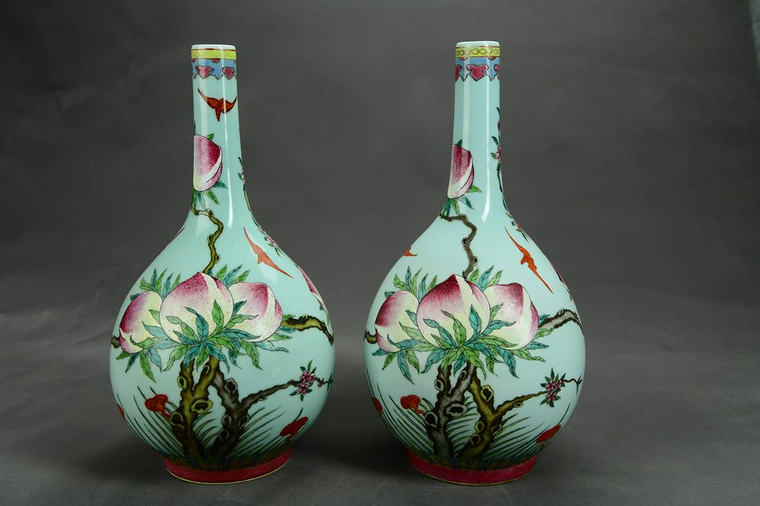 A Pair of Chinese Famille Rose Porcelain Flasks: Diam. 18.8cm