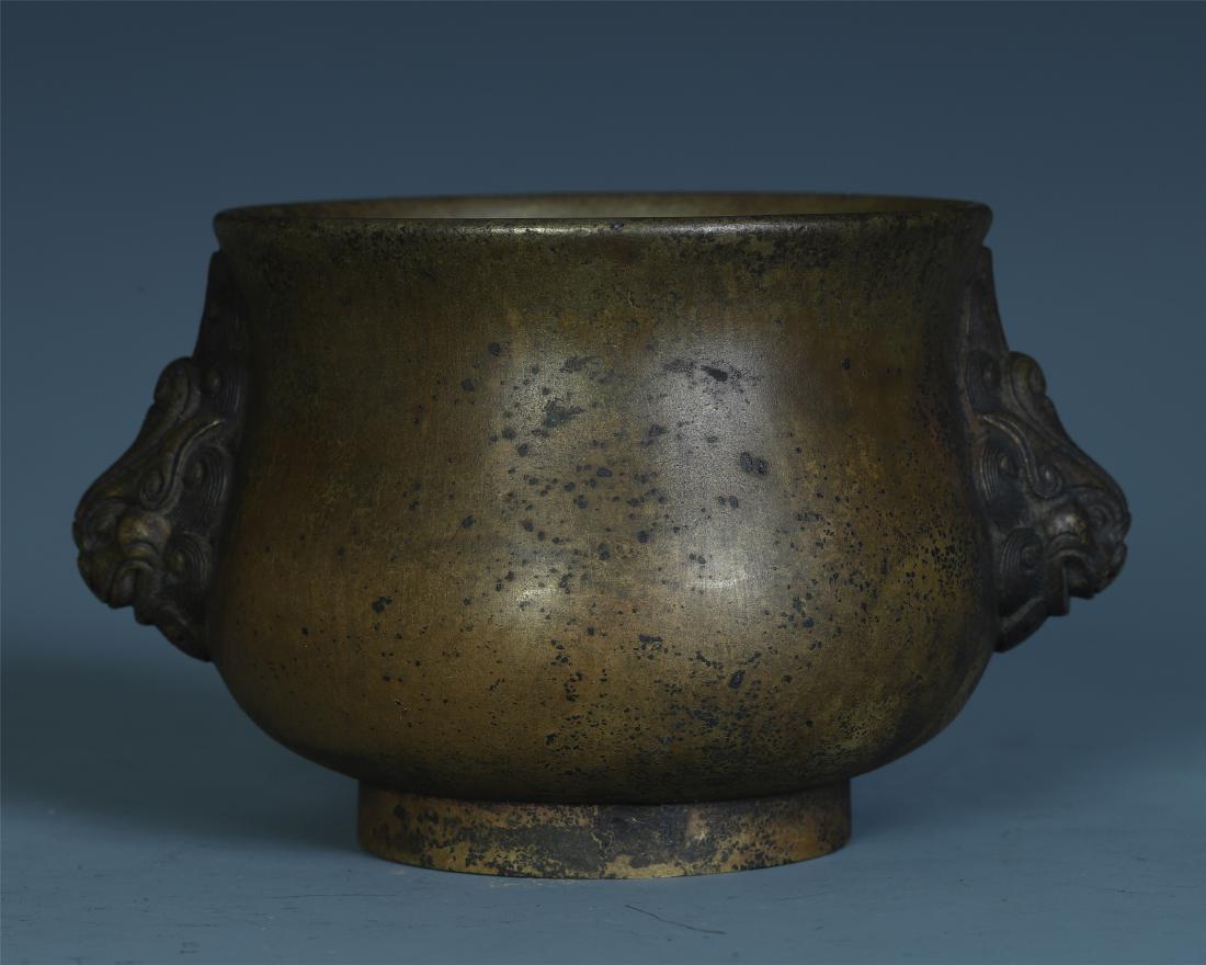 A Chinese Carved Bronze Censer with Twin Lion Handles: H.8.5 cm. D.15 cm. Weight.1070 gram.