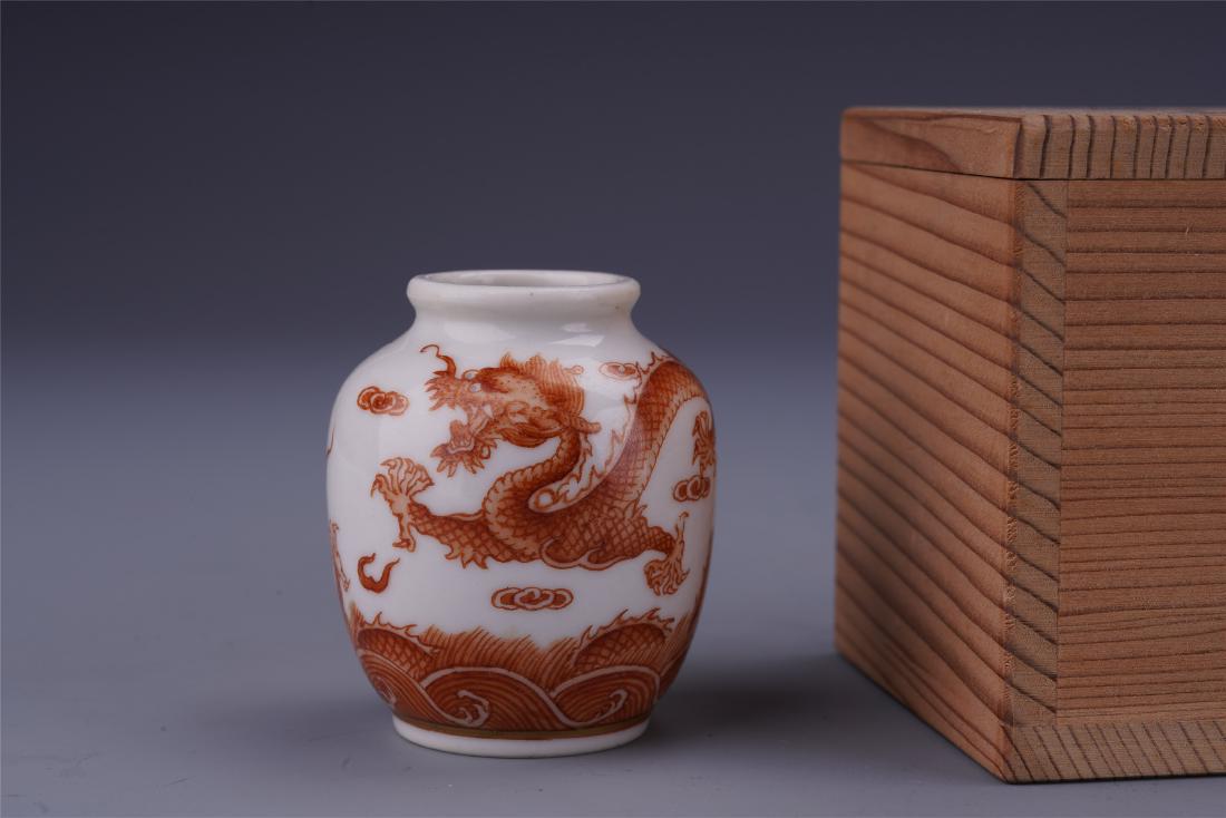 A Chinese Iron-red 'Dragon' Snuff Bottle: 4x5 cm.