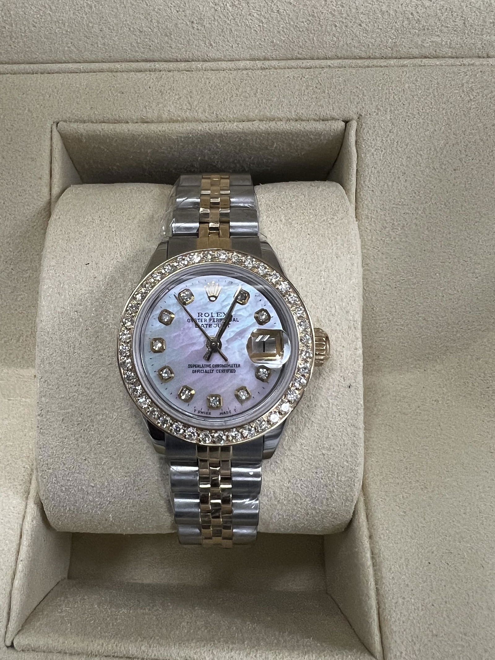 Custom Used Ladies OysterPerpetual Rolex 26mm with 0.80: Custom Used Ladies OysterPerpetual Rolex 26mm with 0.80 cttw Diamond (G-H, SI1-SI2) comes with box and appraisal -- Custom Used Ladies OysterPerpetual 26mm with 0.80 cttw Diamond (G-H, SI1-SI2) comes