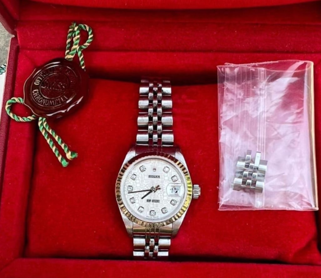 26mm Rolex Datejust w/ Factory Diamond Dial Comes with: 26mm Rolex Datejust w/ Factory Diamond Dial Comes with Box & Papers -- 26mm Rolex Datejust Comes with Box & Papers #PAPPS21598v8