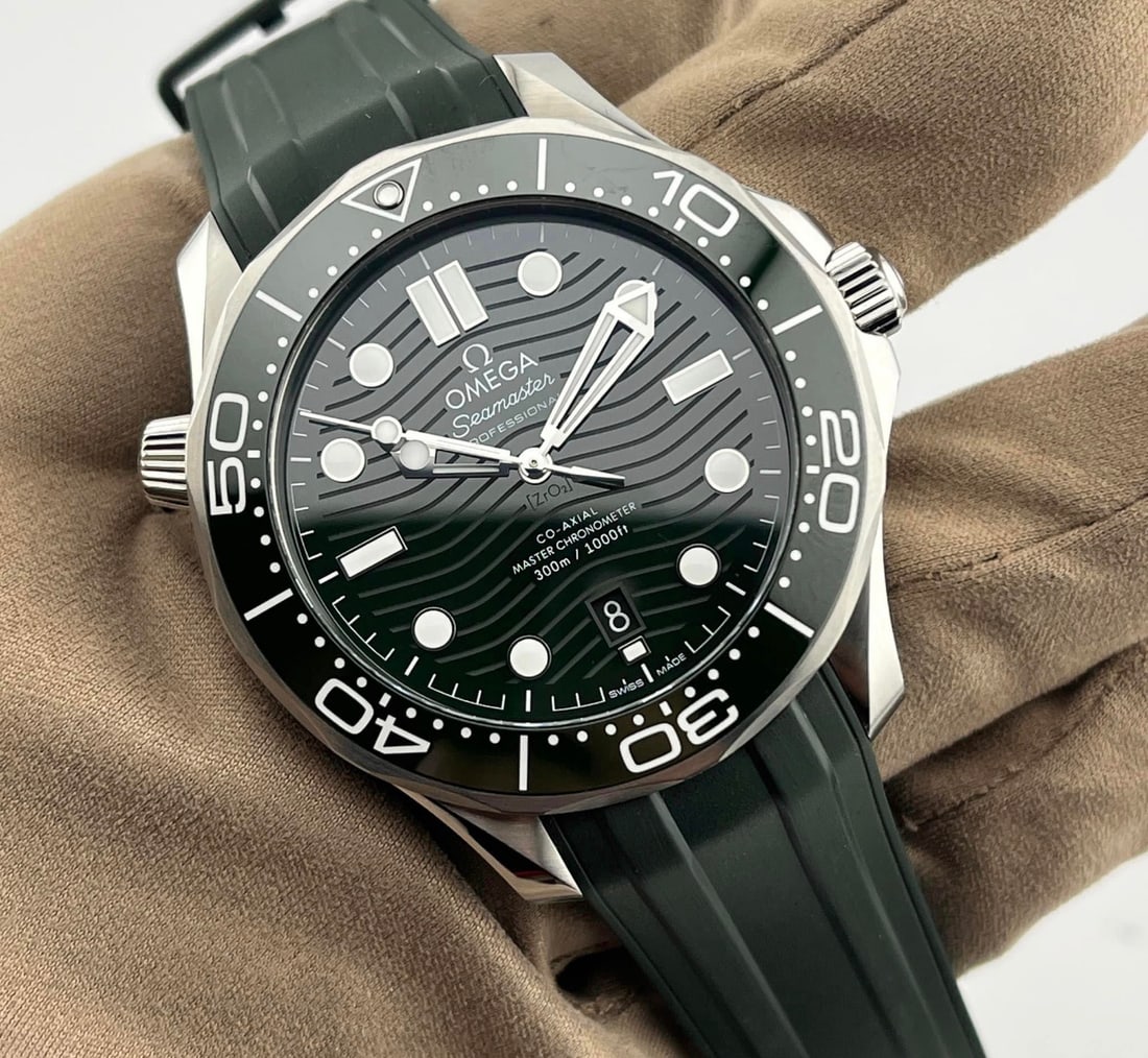 Omega Seamaster Green Comes with Box & Papers: Omega Seamaster Green Comes with Box & Papers #PAPPS18314v8