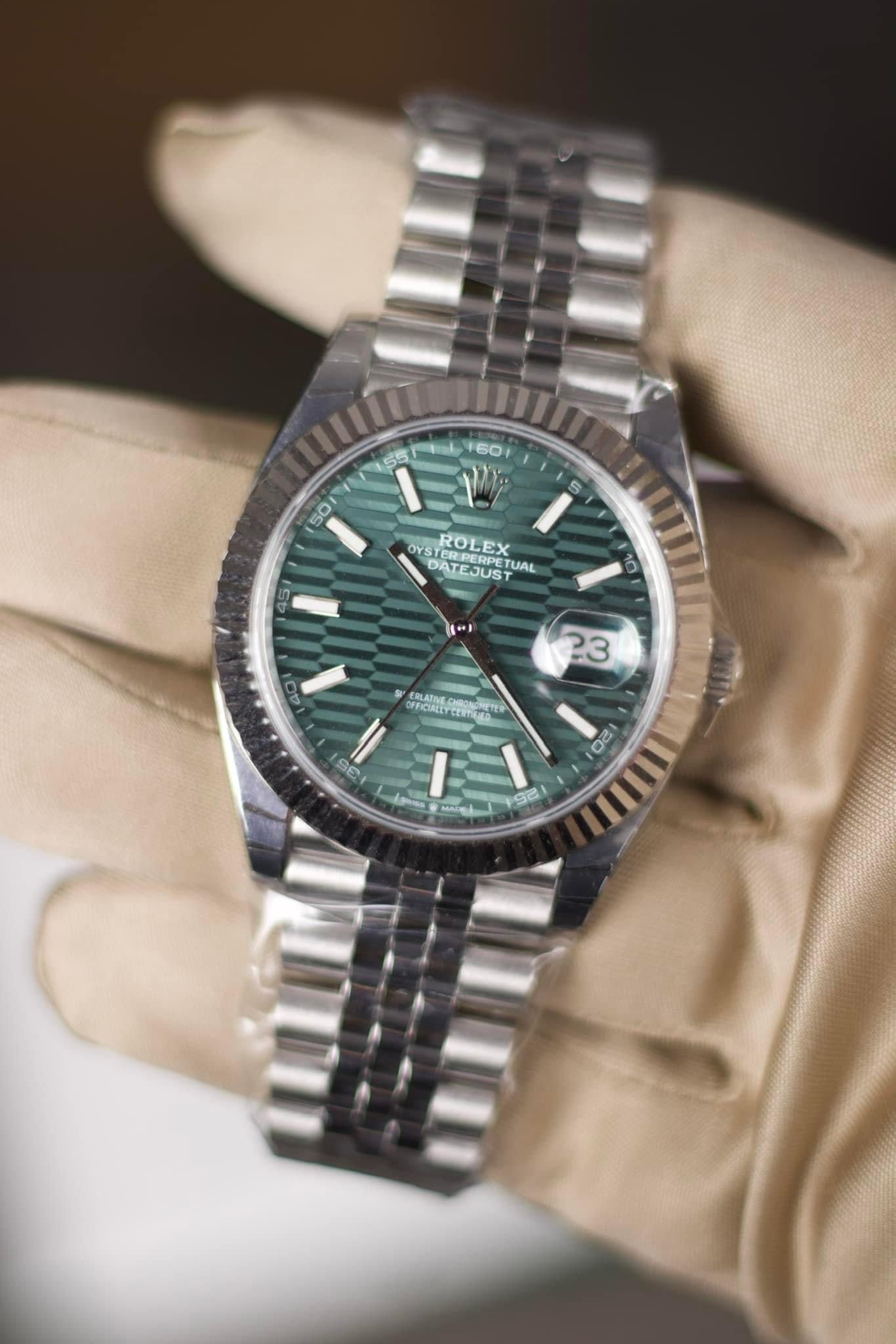 Brand New Oysterperpetual Datejust 41 mm Comes with box and papers: Brand New Oysterperpetual Datejust 41 mm Comes with box and papers #PAPPS95552v7