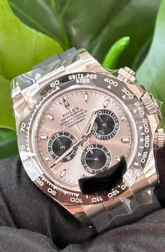 Brand New Rolex 18kt Rose Gold Daytona Comes with Box & Papers: Brand New Rolex 18kt Rose Gold Daytona Comes with Box & Papers #PAPPS18291v8