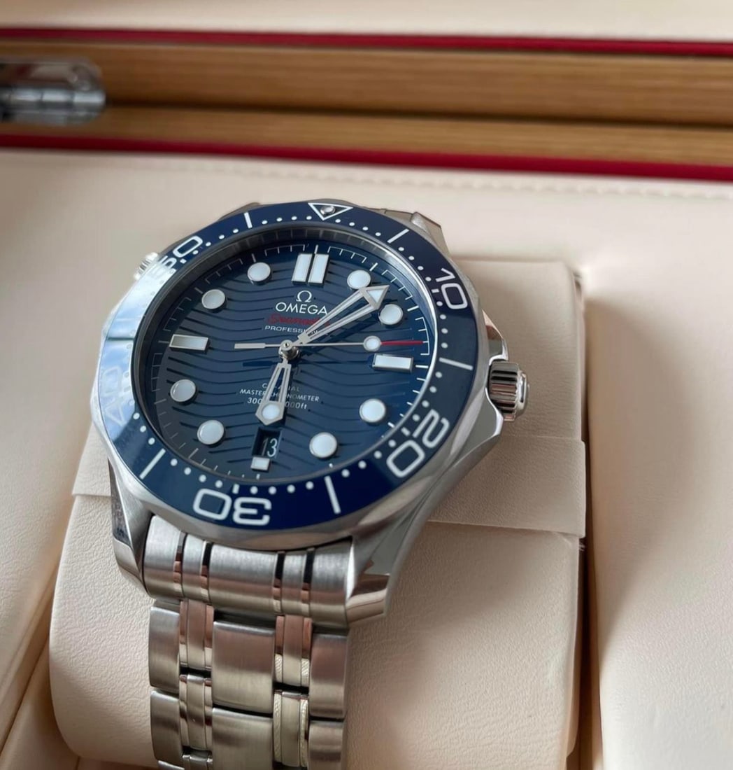 Omega Seamaster Blue Comes w/Box & Papers (1 of 1)