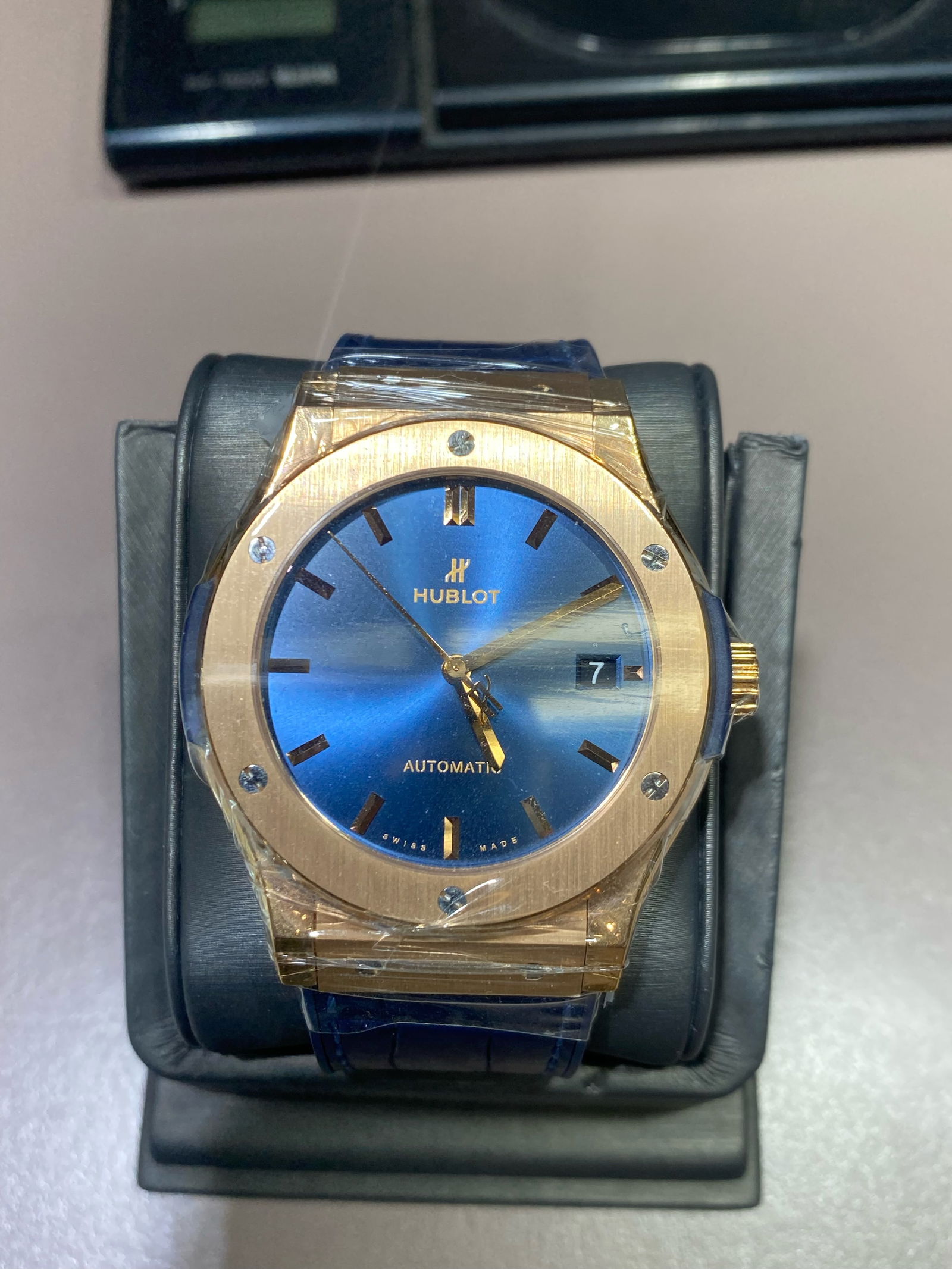 HUBLOT KING BLUE FUSION: CASE: SATIN FINISHED AND POLISHED 18K KING GOLD, BEZEL: 6 H SHAPED TITANIUM SCREWS POLISHED 18K GOLD, CRYSTAL: SAPPHIRE WITH ANTI REFLECTIVE TRATMENT DIAL: BLUE SUNRAY SATIN FINISHED COMES WITH BOX AN