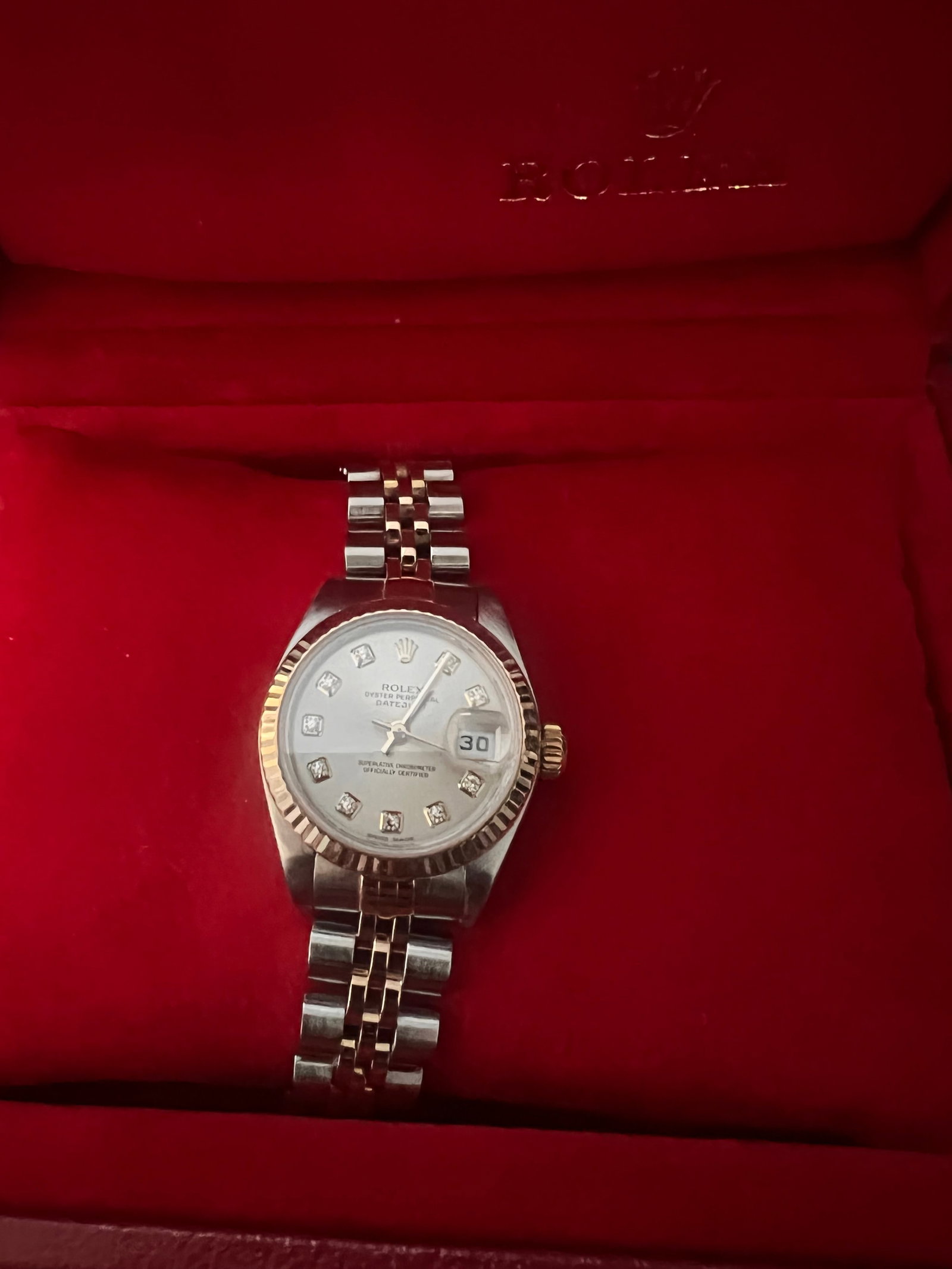 Used Ladies OysterPerpetual 26mm Rolex w/factory diamonds comes with box an: Used Ladies OysterPerpetual 26mm Rolex w/factory diamonds comes with box and papers #PAPPS94832v7