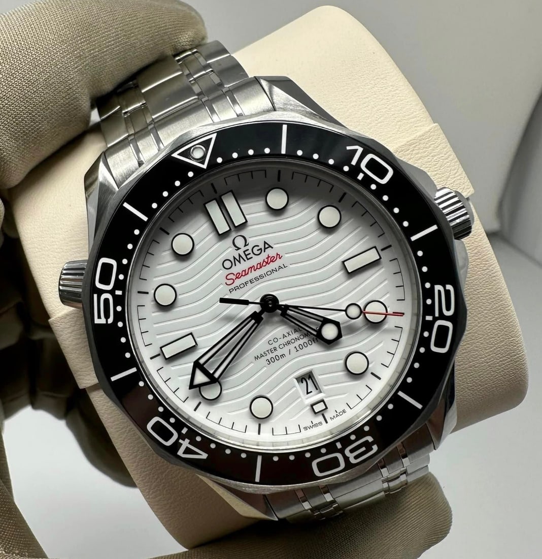 Omega Seamaster Comes with Box & Papers: Omega Seamaster Comes with Box & Papers #PAPPS15928v8