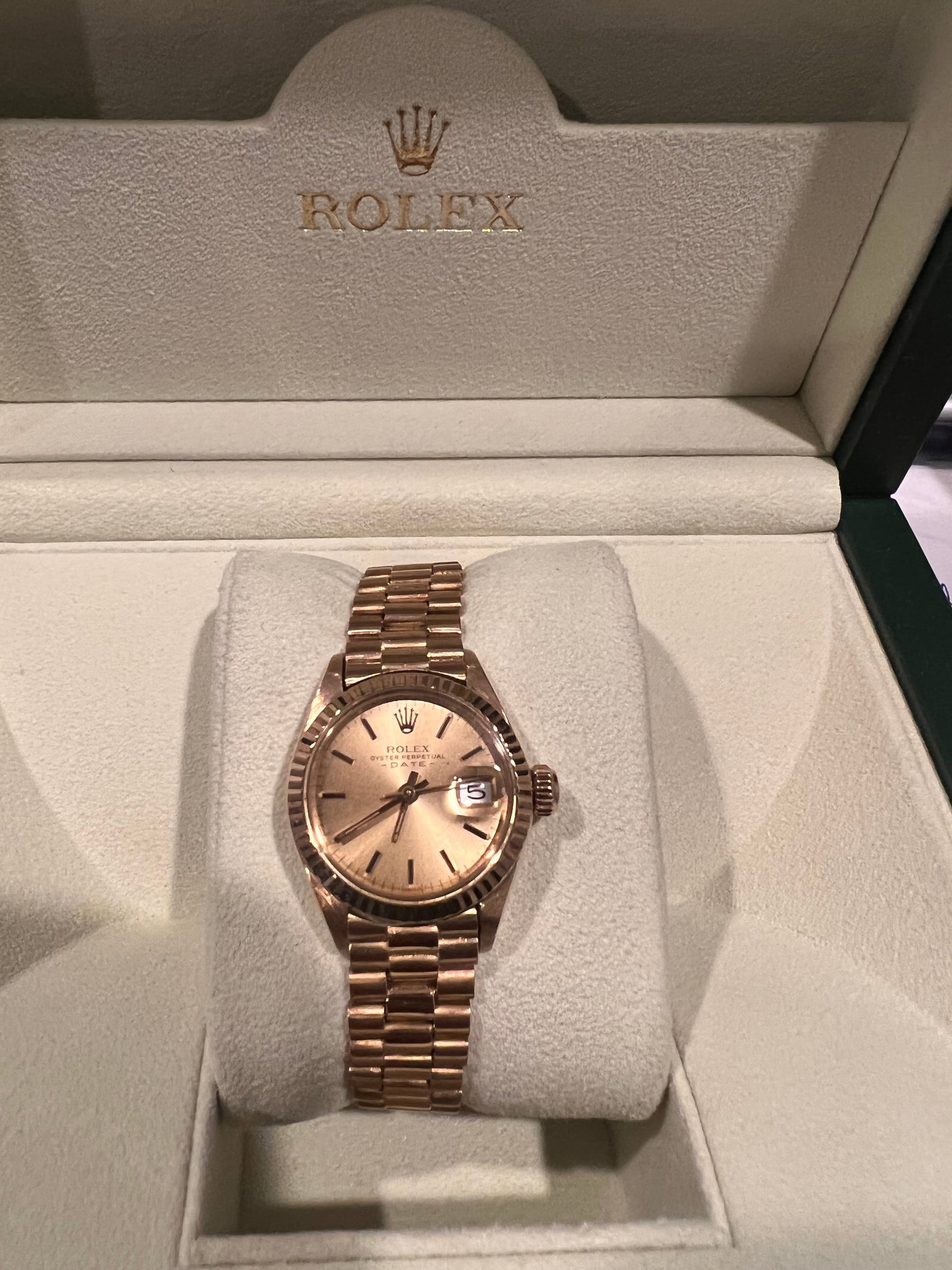 18kt Gold 26mm Rolex Oysterperpetual Datejust Rolex Comes with Box & Apprai: All Original 18kt 26mm Rolex Oysterperpetual Datejust Rolex Comes with Box & Appraisal #PAPPS20914v8