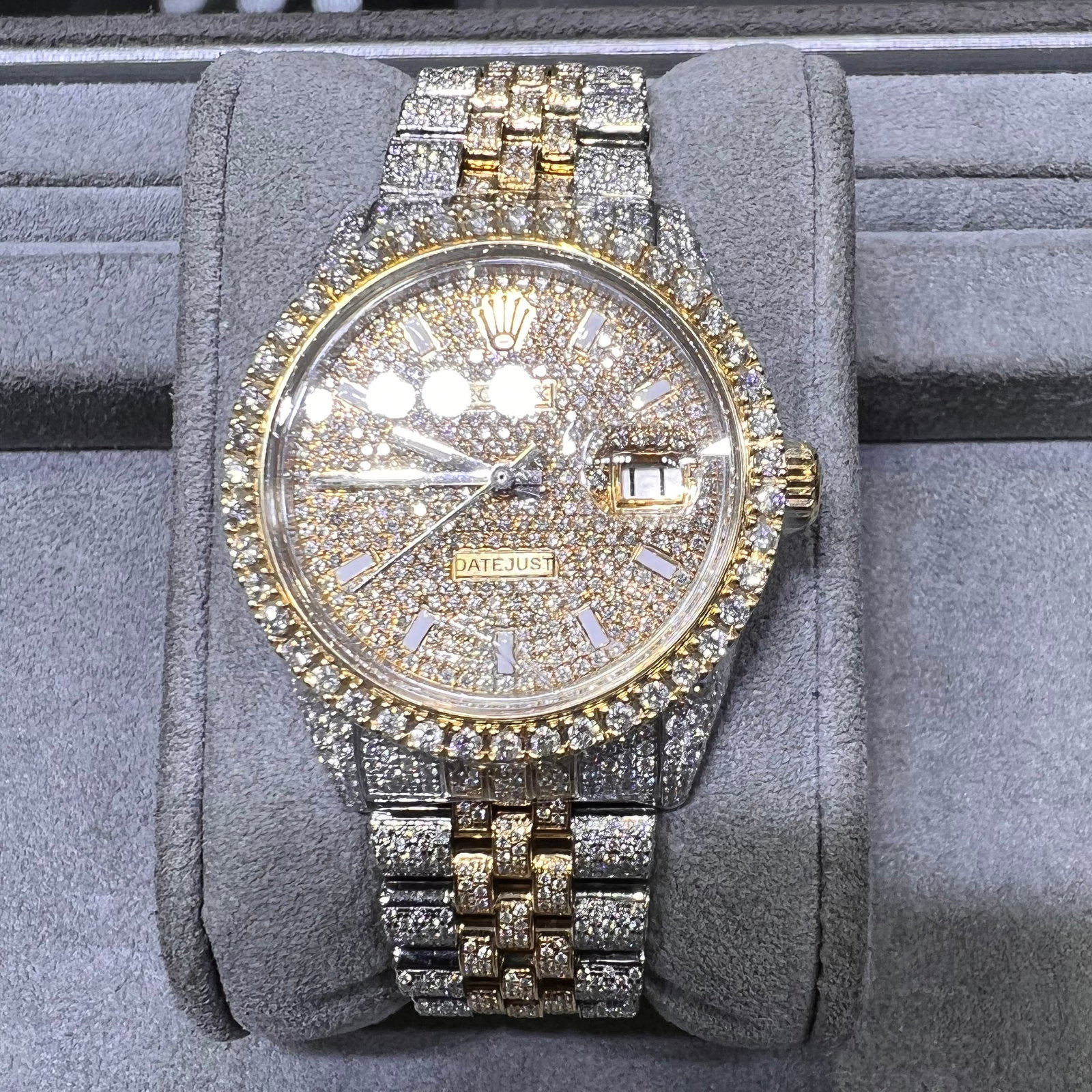 CUSTOM OYSTERPERPETUAL ROLEX DATEJUST 36MM W/12 CTTW DIAMONDS: Comes with Box and Papers. Watch Size: 36mm, Total Diamonds: 12.00 cttw Color: G-H, Clarity: SI1-SI2 Oysterperpetual Datejust #PAPPS73917v7