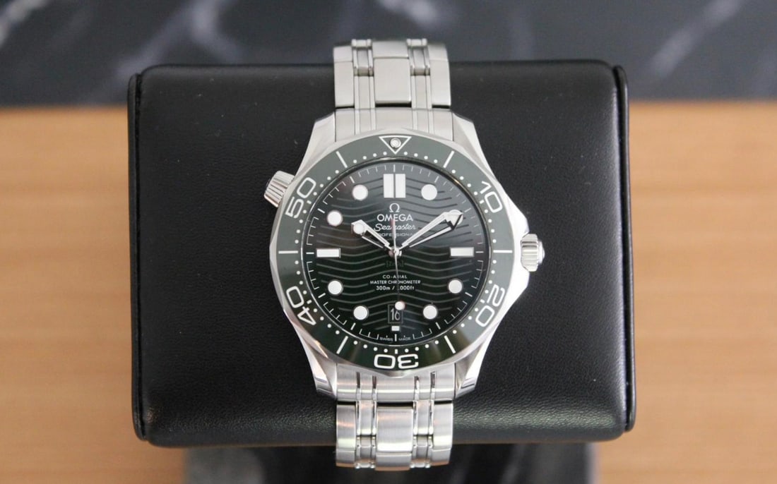 Omega Seamaster Green Comes w/Box & Papers: Omega Seamaster Green Comes w/Box & Papers #PAPPS19766v8